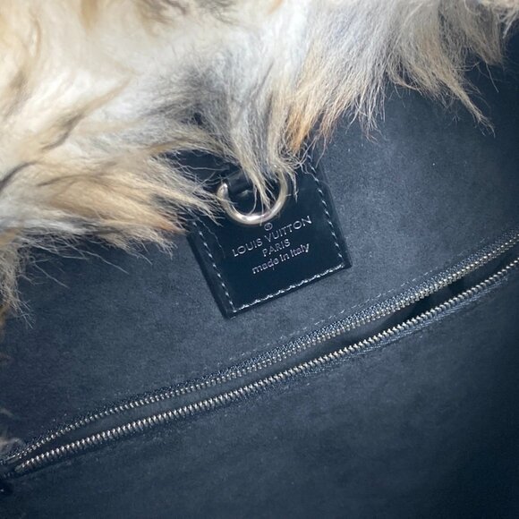 LOUIS VUITTON Black Leather Shoulder Bag - Picture 8 of 16